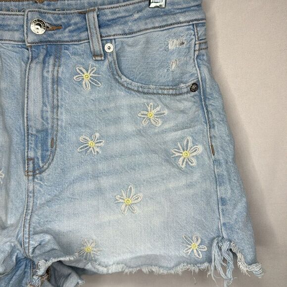 American Eagle Daisy Embroidered Distressed Jean Mom Shorts. Size 4. - Picture 5 of 11